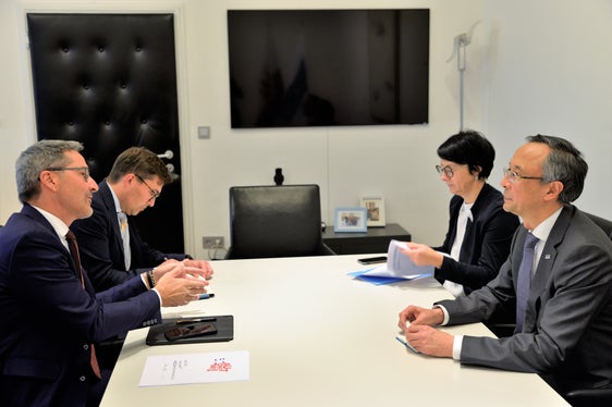 L'Alto Commissario dell'OSCE, Kairat Abdrakhmanov, e l'assistente scientifica, Iryina Ulasiuk (entrambi a destra), con il presidente Arno Kompatscher (in primo piano) e il capo di gabinetto, Dominik Holzer (Foto: ASP/Guido Steinegger)