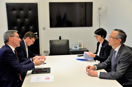 OSZE-Hochkommissar Abdrakhmanov und die wissenschaftliche Assistentin Iryina Ulasiuk (beide r.) mit LH Kompatscher (vorne l.) und Kabinettchef Dominik Holzer: Erfolgreicher Minderheitenschutz bedeutet Frieden und positive Entwicklung. (Foto: LPA/Guido Steinegger)