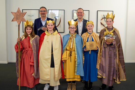 Oggi (2 gennaio), nel primo pomeriggio, il presidente della Provincia Arno Kompatscher e l'assessore provinciale Massimo Bessone hanno accolto a Palazzo Widmann un gruppo di cinque cantori della stella di San Martino e Saltusio, in Val Passiria. (Foto: ASP/Fabio Brucculeri)