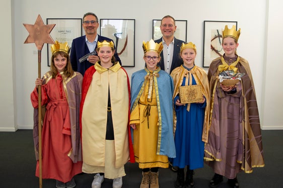Landeshauptmann Arno Kompatscher hat heute (2 Jänner) am frühen Nachmittag gmeinsam mit Landesrat Massimo Bessone eine fünfköpfige Sternsingerinnengruppe aus St. Martin und Saltaus in Passeier im Landhaus 1 in Bozen empfangen. (Foto: LPA/Fabio Brucculeri)