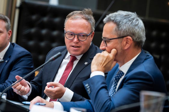 Il ministro presidente della Turingia Mario Voigt (a sinistra), rivolgendosi al presidente della Provincia Arno Kompatscher, ha rimarcato l'importanza di collaborare e scambiarsi idee virtuose tra i diversi territori europei. (Foto: USP/Fabio Brucculeri)