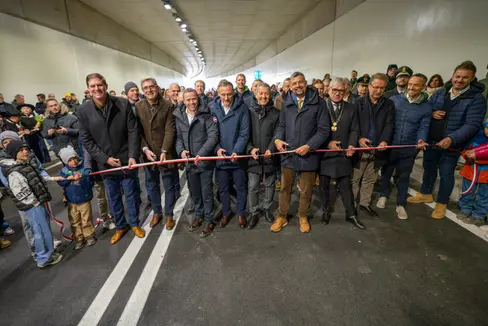 Großer Andrang und große Freunde beim Banddurchschnitt zur Eröffnung der Umfahrung Vahrn unter anderem mit Projektsteurer Florian Knollseisen (1.v.r.), Planer Georg Fischnaller (2.v.r.), Bürgermeister Andreas Schatzer (3.v.r.), Mobilitätslandesrat Daniel Alfreider (4.v.r.) und Landesrat Peter Brunner(5.v.r.). (Foto: LPA/Daniel von Johnston)