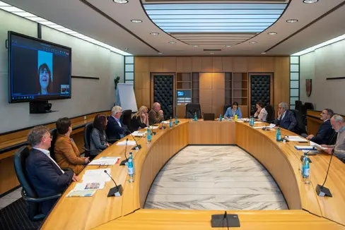 Der Fokus der Sitzung des Landesbeirats für Verbraucherschutz unter Vorsitz von Landeshauptmann Arno Kompatscher lag auf der Verbraucherzentrale, die ihr Tätigkeitsprogramm für 2023 vorgestellt hat. (Foto: LPA/Fabio Brucculeri)