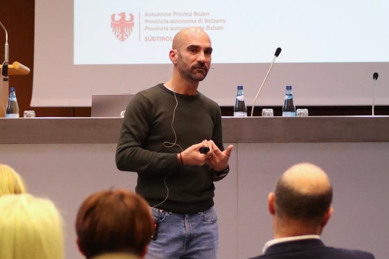 Klaus Niederstätter gab beim Bibliotheksforum 2025 einen Überblick über die Zahlen zur Lernstandserhebung. Er rief dazu auf Kinder und Jugendlichen zum Lesenlernen und Weiterlesen zu motivieren und dabei zu unterstützen. (Foto: LPA/Amt für Bibliotheken und Lesen)