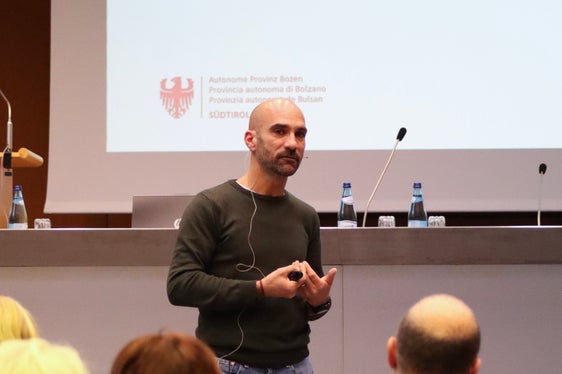 In occasione del Forum delle biblioteche 2025, Klaus Niederstätter ha fornito una panoramica dei dati relativi alla valutazione dell’apprendimento, invitando a “motivare bambini e adolescenti, e supportarli, nell’avvicinarsi alla lettura e nel continuare a leggere”. (Foto: USP/Ufficio Biblioteche e lettura)