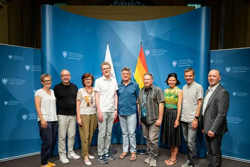 Una giornata storica per la storia della musica altoatesina. Nella foto (da sinistra) la coordinatrice Marlene Huber e Martin Sagmeister dell'Ufficio provinciale Cinema e Media, Waltraud Pircher del primo studio di registrazione altoatesino Rekon, Martin Silbernagl dell'Ufficio provinciale Cinema e Media, responsabile dell'Archivio Musica dell'Alto Adige altoatesino, Riccardo Dello Sbarba, promotore dell'iniziativa, Tobe Planer, Magdalena Ferdigg e Wolfgang Kranzer dello studio di web design teamblau e il direttore della Ripartizione Cultura Volker Klotz (foto: USP/Fabio Brucculeri)