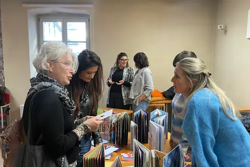Pädagogische Fachkräfte des Kindergartens im Austausch an einem der Thementische. (Foto: LPA/Katharina Ebner)