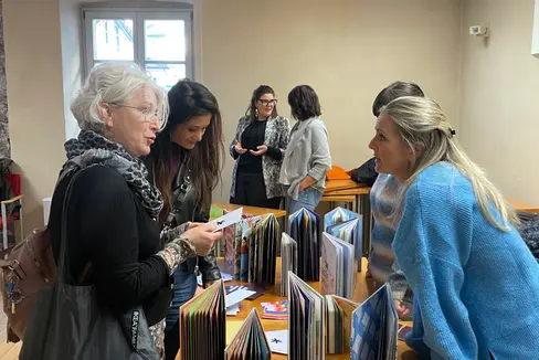 Esperti dell'educazione delle scuole per l'infanzia in lingua italiana, tedesca e ladina hanno condiviso le loro idee in uno dei dei tavoli tematici organizzati durante l'evento. (Foto: USP/Katharina Ebner)