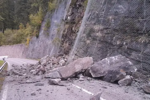 I massi caduti in mattinata sulla SS242 dir, all'altezza di Pontives (Foto: Servizio strade Salto-Sciliar)