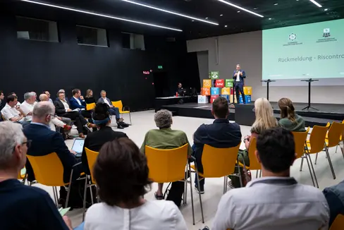 Im NOI Techpark in Bozen wurden am 14. Juni die Ergebnisse des Evaluierungsprozesses zu den von Klimabürgerrat und Stakeholder Forum Klima erarbeiteten Maßnahmen vorgestellt. (Foto: LPA/Fabio Brucculeri)