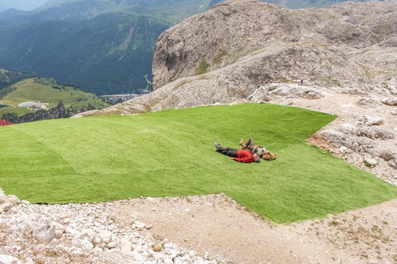 La mostra fotografica di Fabian Haspinger intitolata Il mondo non basta presenta immagini di paesaggi che l’uomo ha plasmato e modificato attraverso l'urbanizzazione (Foto: ASP/Fabian Haspinger)