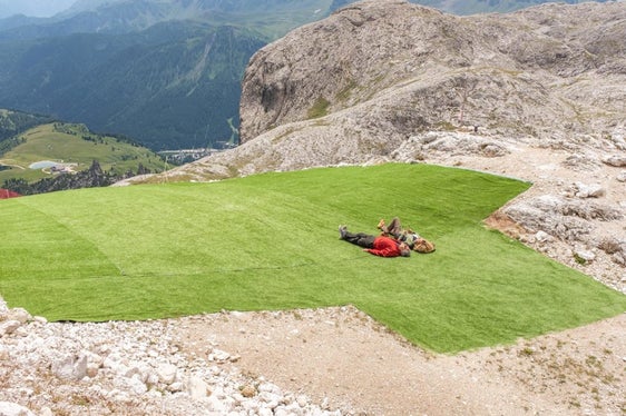 La mostra fotografica di Fabian Haspinger intitolata Il mondo non basta presenta immagini di paesaggi che l’uomo ha plasmato e modificato attraverso l'urbanizzazione (Foto: ASP/Fabian Haspinger)