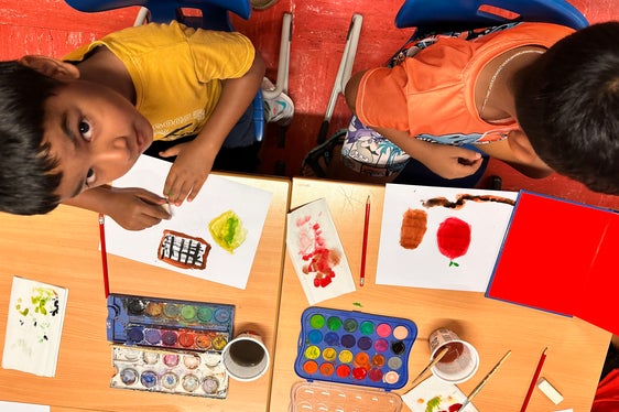 Durch die intensive sprachliche Förderung während der Sommermonate werden Schülerinnen und Schüler mit Migrationsgeschichte gezielt auf die Anforderungen des kommenden Schuljahres vorbereitet. (Foto: LPA/Pädagogische Abteilung/Deutsche Bildungsdirektion/Landesamt für Beratung/Fabio Casati)