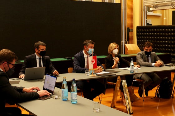 Haben die weiteren Schritte zum Bau der BBT-Zulaufstrecke Waidbruck-Franzensfeste mit den Bürgermeistern der betroffenen Gemeinden diskutiert (v.l.): Direktor der BBT-Beobachtungsstelle Ausserdorfer, RFI-Vertreter Giuseppe Romeo, LR Alfreider, RFI-Kommissarin Paola Firmi und RFI-Vertreter Damiano Beschin. (Foto: LPA/Roman Clara)