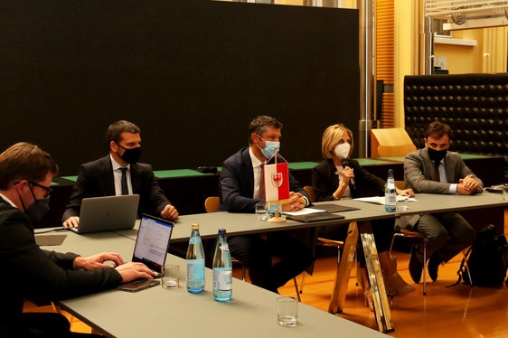 Haben die weiteren Schritte zum Bau der BBT-Zulaufstrecke Waidbruck-Franzensfeste mit den Bürgermeistern der betroffenen Gemeinden diskutiert (v.l.): Direktor der BBT-Beobachtungsstelle Ausserdorfer, RFI-Vertreter Giuseppe Romeo, LR Alfreider, RFI-Kommissarin Paola Firmi und RFI-Vertreter Damiano Beschin. (Foto: LPA/Roman Clara)