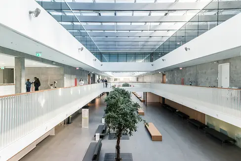 L'asse principale di collegamento magistrale della nuova clinica, dove avverrà anche l'inaugurazione ufficiale con benedizione, il 23 giugno. Foto: ASP/Claudia Corrent