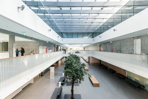 L'asse principale di collegamento magistrale della nuova clinica, dove avverrà anche l'inaugurazione ufficiale con benedizione, il 23 giugno. Foto: ASP/Claudia Corrent