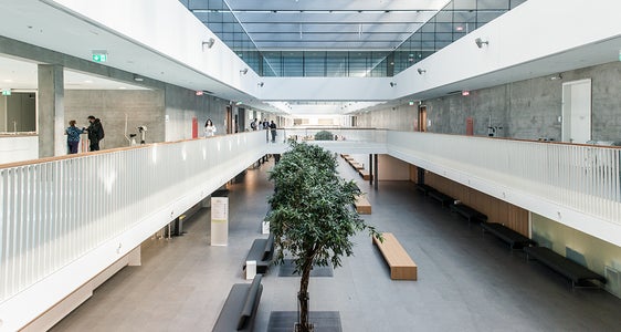 Die Verbindungsader Magistrale der neuen Klinik, wo auch die Bestimmungsübergabe mit Segnung am 23. Juni stattfinden wird. (Foto: LPA/Claudia Corrent)