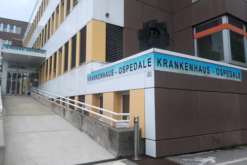 Die Krankenhäuser in Südtirol werden stetig saniert und verbessert. So wird zum Beispiel 2026 der OP-Trakt im Krankenhaus Innichen umfassend umgebaut und modernisiert. Der historische Zugang zum Krankenhaus (im Bild der derzeitige Zugang) wird wieder hergestellt. (Foto: LPA/Angelika Schrott)