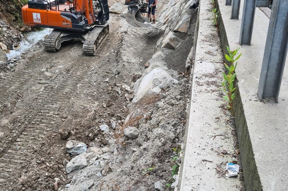 Wegen des hohen Pegelstandes des Grödnerbachs und den sehr beengten Platzverhältnissen hat die Wildbachverbauung mit den Arbeiten erst nach dem Rückgang des Wasserstandes begonnen. (Foto: LPA/Landesamt für Wildbach- und Lawinenverbauung Nord)