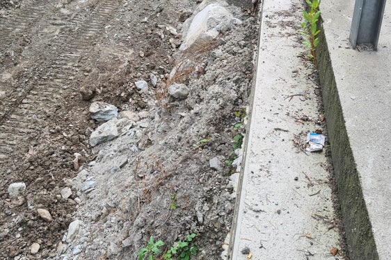 Una fase dei lavori per ripristinare il muro di sponda lungo il rio Gardena. (Foto: ASP/Ufficio Sistemazione bacini montani nord)