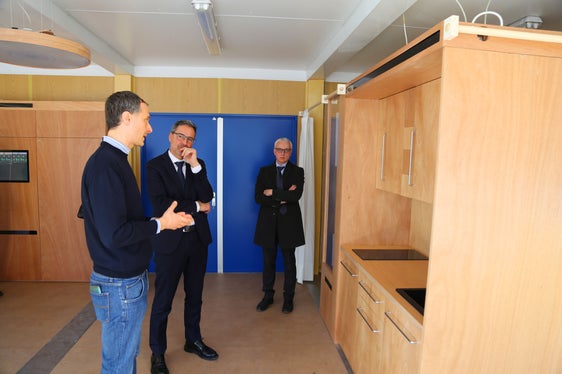 Ingenieur Marco Caniato, Landeshauptmann Kompatscher und Professor Andrea Gasparella (Foto: unibz/Arturo Zilli)