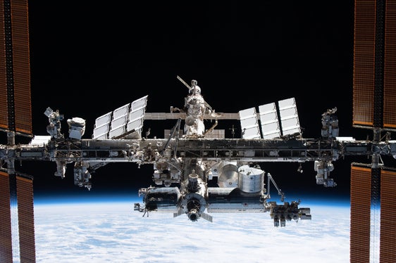 Von der Internationalen Raumstation ISS (im Bild) stammen laut aktuellen Angaben die Batteriepakete, mit deren Wiedereintritt in die Erdatmosphäre in den nächsten Stunden zu rechnen ist. (Foto: esa.int)