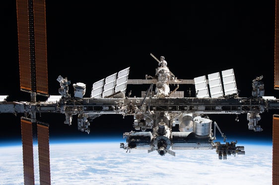 Secondo le ultime informazioni, i pacchi batteria che dovrebbero rientrare nell'atmosfera nelle prossime ore provengono dalla Stazione Spaziale Internazionale ISS (nella foto). (Foto: esa.int)