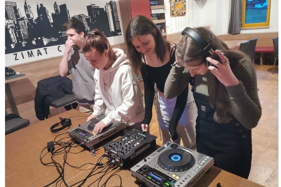 Prove da dj al Centro giovanile di San Sigismondo (Foto: ASP/Ufficio servizio giovani)