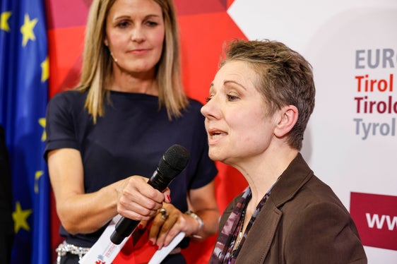 Claudia Messner (direttrice dell'Agenzia di stampa e comunicazione della Provincia autonoma di Bolzano) intervista Vesna Caminades, responsabile dell'Ufficio di collegamento per l'Alto Adige (Foto: Euregio/Elio Germani)