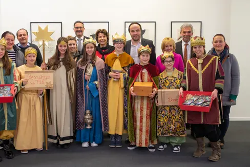 Foto di gruppo dei Cantori della stella con alcuni componenti della Giunta provinciale (Foto: ASP/Fabio Brucculeri)