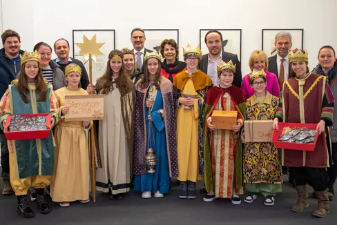 Foto di gruppo dei Cantori della stella con alcuni componenti della Giunta provinciale (Foto: ASP/Fabio Brucculeri)