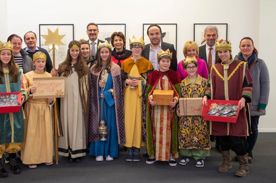 Gruppenbild mit Sternsingern: Gemeinsam mit der Gruppe aus Tils kamen (hintere Reihe von links nach rechts) der Vorsitzende der Katholischen Jungschar Südtirols (KJS), Philipp Donat, Begleiterin Marion Obexer, Landesrat Giuliano Vettorato, die Sternsingerverantwortliche Vera Obexer, Landeshauptmann Arno Kompatscher, Landesrätin Maria Hochgruber Kuenzer, Landesrat Philipp Achammer,, Landesrätin Waltraud Deeg, Landesrat Arnold Schuler und Begleiterin Barbara Baldauf. (Foto: LPA/Fabio Brucculeri)