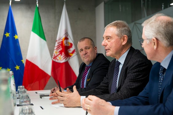 Il ministro Adolfo Urso tra il senatore Alessandro Urzì e il commissario del Governo, Vito Cusumano. (Foto: ASP/Fabio Brucculeri)