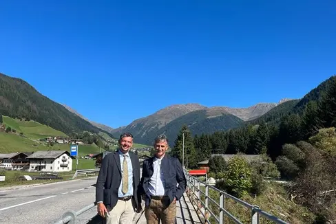 Der Landesrat Daniel Alfreider (links) und der Gsieser Bürgermeister Paul Schwingshackl stehen auf der Brücke Oberplanken, die neu errichtet werden soll. (Foto: LPA/Ressort für Mobilität und Infrastrukturen)