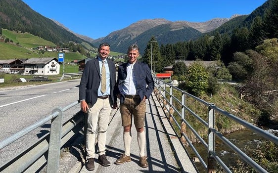 Der Landesrat Daniel Alfreider (links) und der Gsieser Bürgermeister Paul Schwingshackl stehen auf der Brücke Oberplanken, die neu errichtet werden soll. (Foto: LPA/Ressort für Mobilität und Infrastrukturen)