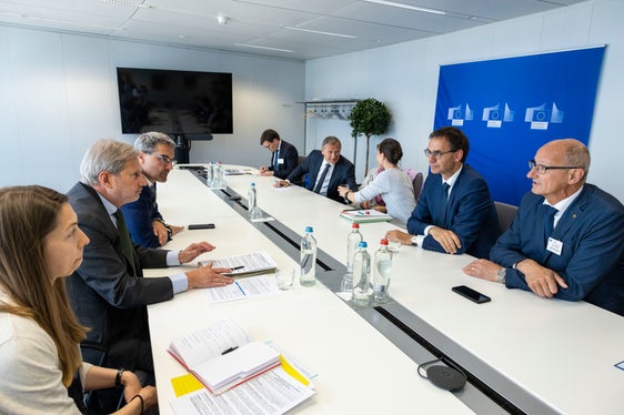 Il traffico di transito nella regione alpina come preoccupazione paneuropea è stato un argomento di discussione con il commissario europeo Hahn. (Foto: ASP/Javier Bernal Revert)