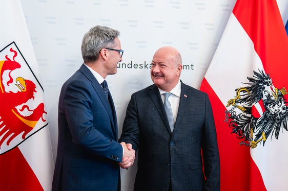 Tema all’ordine del giorno dell'incontro tra il presidente della Provincia Arno Kompatscher (a sinistra) e il cancelliere federale Christian Stocker è stato anche il Centro per la tutela delle minoranze di Bolzano. Kompatscher ha riferito che sono in corso sforzi per realizzare una cooperazione a lungo termine con le Nazioni Unite. (Foto: USP/BKA/Schrötter)