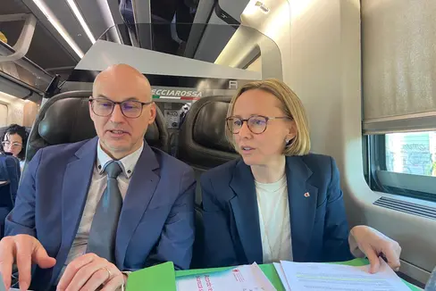 Trasferta a Roma per la salute e la sicurezza sul lavoro: l'assessora provinciale al Lavoro, Magdalena Amhof, e il direttore del Dipartimento Europa, Lavoro e Personale Günther Burger, assieme al presidente della Provincia Arno Kompatscher e al segretario generale Eros Magnago, hanno incontrato il ministro del Lavoro e delle Politiche sociali Marina Elvira Calderone. (Foto: USP)