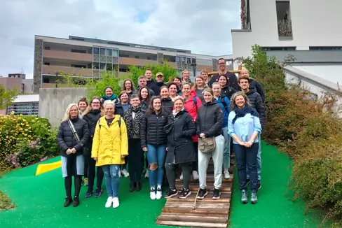 La delegazione di insegnanti di islandesi posa insieme ai colleghi della scuola dell'infanzia Casanova. (Foto: ASP)