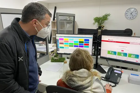 Il coordinatore del Telefono del cittadino Markus Rauch (sx) raccomanda di tenere a portata di mano i propri documenti quando si chiama. (Foto: ASP/Maja Clara)