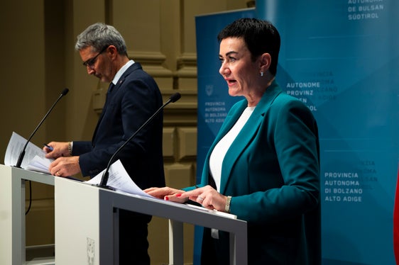 Gemeinsam mit Landeshauptmann Arno Kompatscher hat Wohnlandesrätin Mair die wichtigsten Beschlüsse der Landesregierung vorgestellt. (Foto: LPA/Fabio Brucculeri)