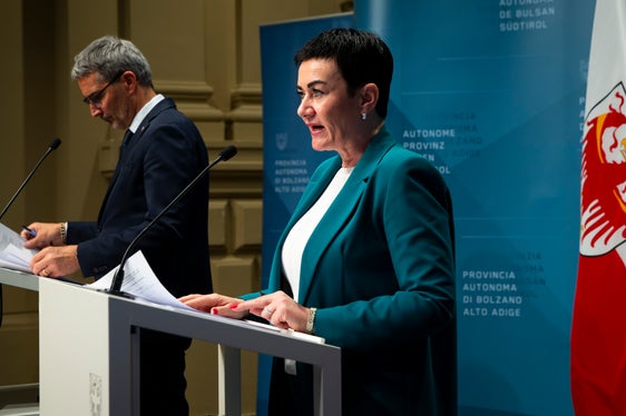 Gemeinsam mit Landeshauptmann Arno Kompatscher hat Wohnlandesrätin Mair die wichtigsten Beschlüsse der Landesregierung vorgestellt. (Foto: LPA/Fabio Brucculeri)