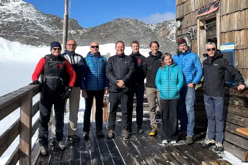 Foto di gruppo al rifugio Cima Libera: da sinistra l'ing. Michael Reinalter (Prowatech GmbH), l'ing. Norbert Verginer (direzione dei lavori - Studio Kontakt GmbH), l'ing. Gottfried Rier (Prowatech GmbH), l'assessore provinciale Massimo Bessone, l'ing. Philipp Sterchele (Prowatech GmbH), l'ing. Matthias Innerbichler (GKN Hydrogen GmbH), Heidi Wettstein e Thomas Peer (gestori del rifugio) e Stefano Rebeschini (Ufficio provinciale per la gestione tecnica delle costruzioni) Foto: Ripartizione Amministrazione del patrimonio