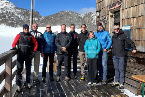 Lokalaugenschein auf der Müllerhütte (v.l.): Michael Reinalter (Prowatech GmbH), Norbert Verginer (Bauleitung, Studio Kontakt GmbH), Gottfried Rier (Prowatech GmbH), Landesrat Bessone, Philipp Sterchele (Prowatech GmbH), Matthias Innerbichler (GKN Hydrogen GmbH), Hüttenwirte Heidi Wettstein und Thomas Peer und Stefano Rebeschini (Landesamt für technische Gebäudeverwaltung) (Foto: LPA/Landesvermögensabteilung)