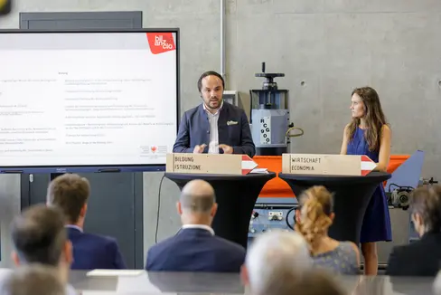 Landesrat Achammer und Moderatorin Nicole Abler bei der heutigen Pressekonferenz zum Abschluss der Legislaturperiode (Foto: LPA/Tiberio Sorvillo)