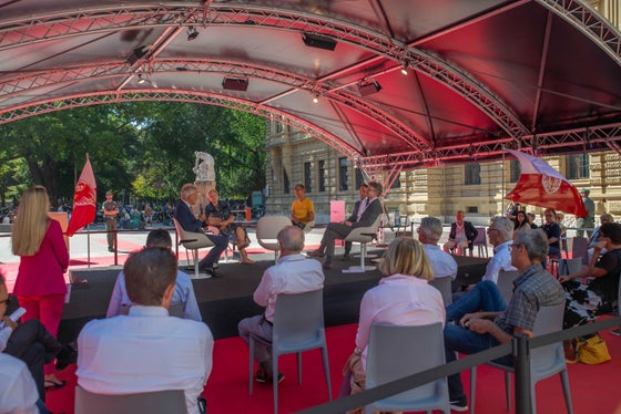 Dibattito sul tema dell'economia del futuro (da sinistra a destra sul podio): l'assessore Arnold Schuler, Manuela Defant, Walter Gasser, l'assessore Philipp Achammer e Manuel Gatto (Foto: ASP/Greta Stuefer)