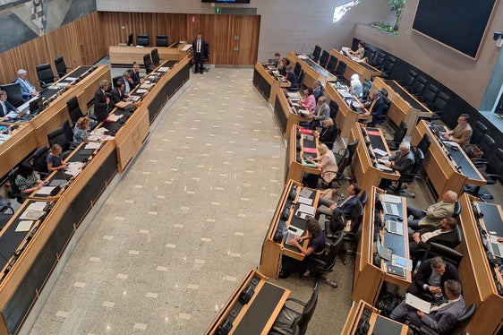 Der Südtiroler Landtag hat am 22. Juli den Nachtragshaushalt 2026 genehmigt. Die Maßnahme verbindet finanzielle Nachhaltigkeit, infrastrukturelle Entwicklung und sozialen Zusammenhalt und stellt insgesamt rund 1,029 Milliarden Euro bereit. (Foto: LPA/Gnews)