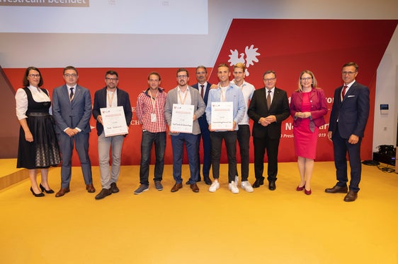 Euregio-Innovationspreis (v.l.): Barbara Thaler (Vize-Präsidentin Wirtschaftskammer Tirol), LH Fugatti, Paolo Baldracchi (1. Platz), Pavel Ševela (r.) und Johannes Frenger (2. Platz), LH Kompatscher, Simon Wielnig (l.) und Manuel Siller (3. Platz), LH Platter, Wirtschafts- und Digitalisierungsministerin Margarete Schramböck und Josef Margreiter (Geschäftsführer Tirol Holding). (Foto: Land Tirol/Sedlak)