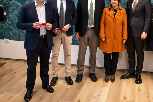 Inaugurato il nuovo infopoint BBT a Bronzolo alla presenza (da sinistra) dell'assessore provinciale Christian Bianchi, di Damiano Beschin (RFI), dell'assessore provinciale Daniel Alfreider, di Monika Delvai Montan (rappresentante del consiglio direttivo dell'Osservatorio BBT) e del presidente della Provincia Arno Kompatscher. (Foto: USP/Fabio Brucculeri)